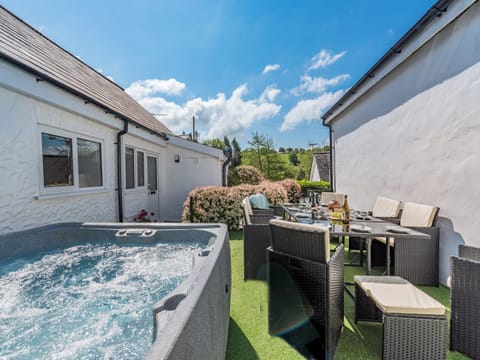 Hot tub | Kingfisher - Maesydderwen Holiday Cottages, Llandeilo