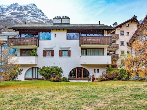 Building, Plant, Window, Sky, Cloud, Tree, Urban Design, Grass, Residential Area, Neighbourhood