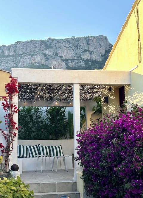 House beneath the Baou, a prime location for climbing and hiking.