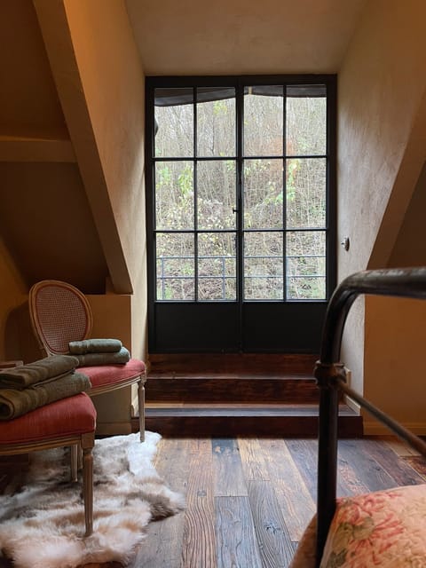 Rustic bedroom corner in a holiday house close to Dinant and Ciney. Warm details and quiet surroundings for a relaxing stay.