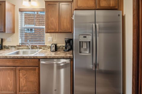 Dish washer and refrigerator in kitchen
