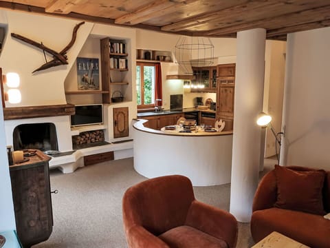 Property, Furniture, Couch, Wood, Picture Frame, Interior Design, Comfort, Living Room, Flooring, Floor