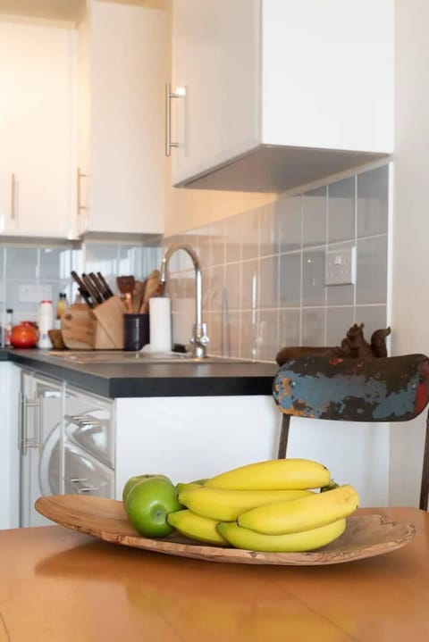 Fridge, oven, stovetop, coffee/tea maker