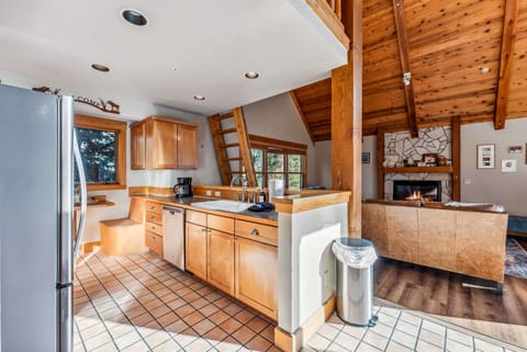 Kitchen: Well-equipped kitchen, updated appliances, drip coffee maker, kitchen island w/2 barstools, breakfast nook w/bench seats