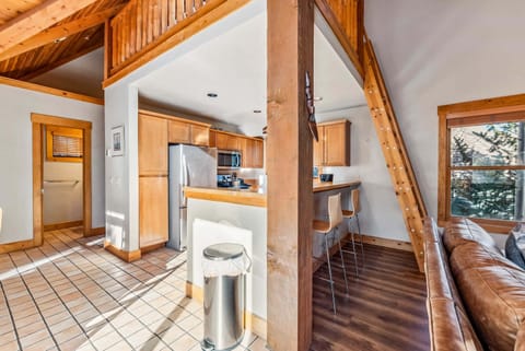 Kitchen: Well-equipped kitchen, updated appliances, drip coffee maker, kitchen island w/2 barstools, breakfast nook w/bench seats