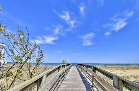 Beach nearby, sun loungers, beach towels