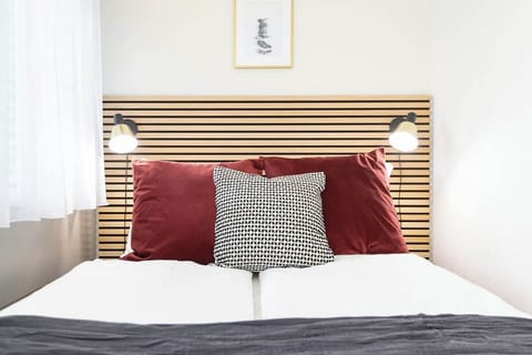 Das Zimmer verfügt über ein 140/200 Bett mit Federkern Matratze und eine Dusche/WC. Die geteilte vollausgestattete Küche ist am Ende des Ganges auch mit dem Zimmerschlüssel zugänglich