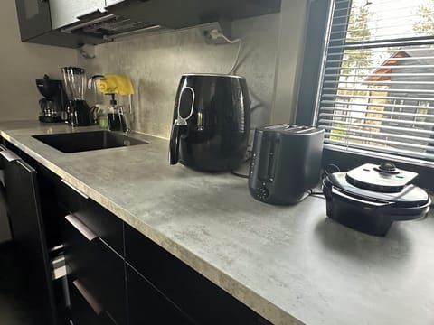 Microwave, oven, dishwasher, coffee/tea maker