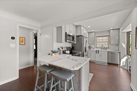 Neutral tones and pops of pretty create a calming kitchen vibe.  So peaceful! ✨