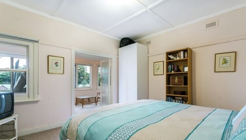 4 bedrooms, iron/ironing board, internet, bed sheets