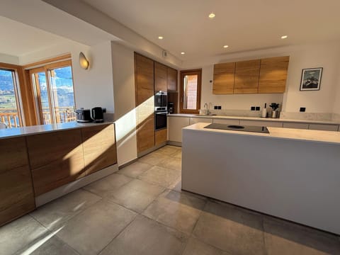The fully equipped kitchen opens onto the entrance and the dining room