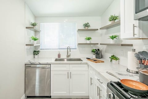 Fully-equipped modern kitchen designed for culinary excellence and social gatherings. This inviting space is ready to inspire both cooking enthusiasts and hosts alike.