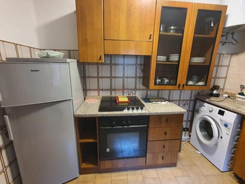 Fridge, oven, stovetop, coffee/tea maker