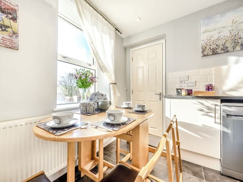 Kitchen/diner | East Llwyn - Llwyn Holiday Cottages, Rhydowen