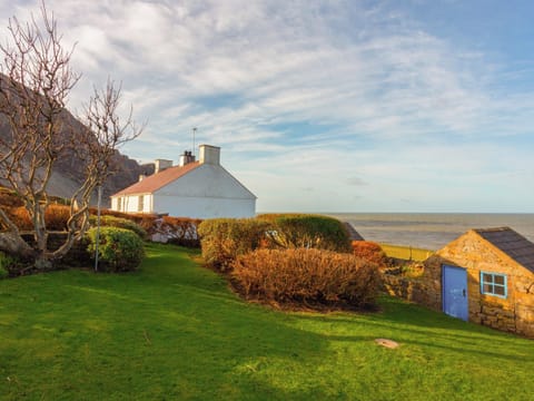 Garden | Yellow, Red, Blue - Coastal Path Cottages, Trefor