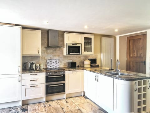Kitchen | Applebarn Holidays - The Dairy - Applebarn Holidays, West Pennard, near Glastonbury