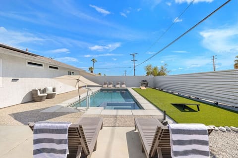 Desert Bliss, Palm Springs by Rather Be Properties