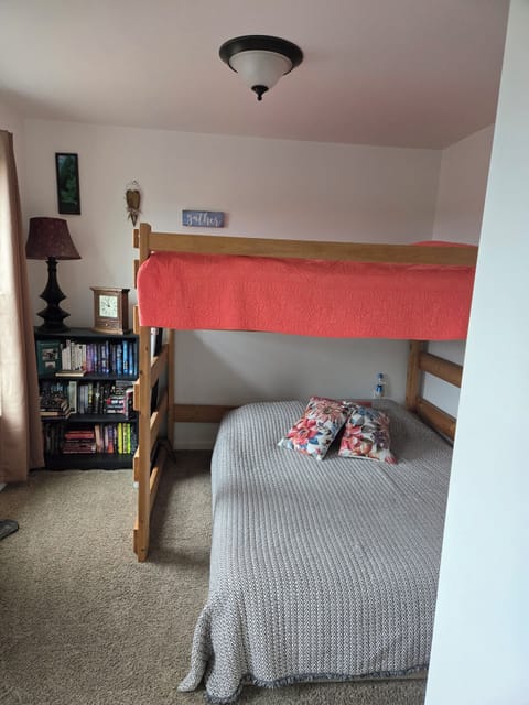 5 bedrooms, iron/ironing board, WiFi, bed sheets