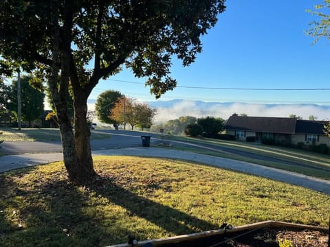 Wrap around circle drive can park multiple trailers!  Great for Motorcycles/ RVs/Car shows!