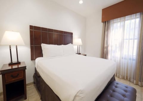 Unit with 1 King size bed. Exact unit will be assigned upon arrival. Views, colors, and decor may vary.