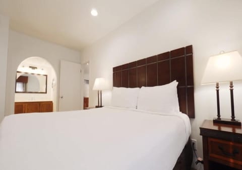 Unit with 1 King size bed. Exact unit will be assigned upon arrival. Views, colors, and decor may vary.