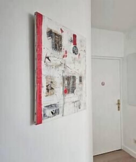 Tableau au niveau de l'entrée et à côté du coin repas.