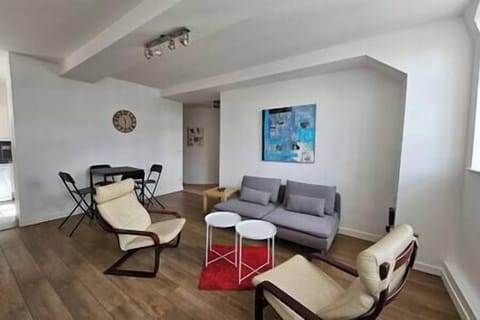 Salon avec télévision et espace repas. (1)