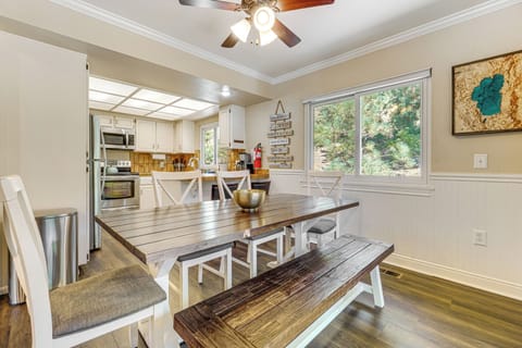 Dining Area | Dishware/Flatware Provided | Upper Level
