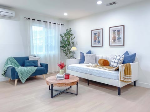 Shared space - Small Living room at the entrance of the house