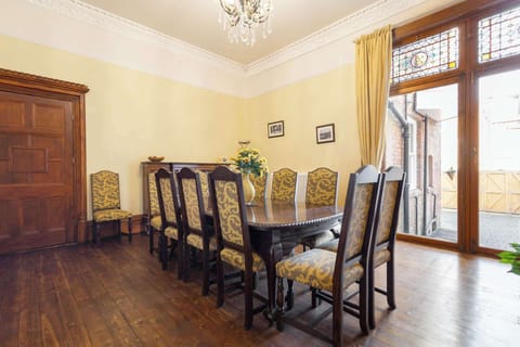 Chatsworth Townhouse II, Carlisle - Host & Stay