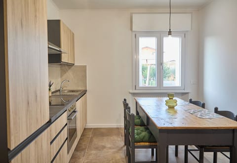 Fridge, oven, stovetop, coffee/tea maker