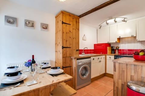 Willow Cottage Kitchen Alt View 1