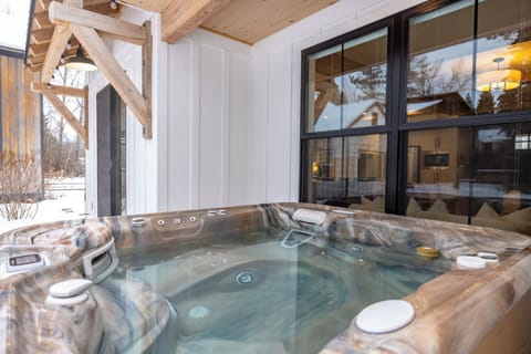 Indoor spa tub