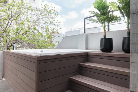 Outdoor spa tub