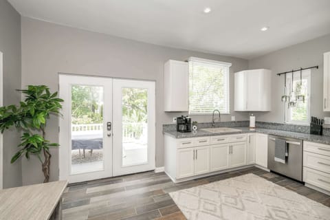 The spacious eat-in kitchen is well-equipped for your visit