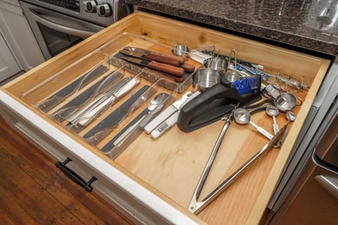 No need to pack the dishes & cookware for your Kentucky getaway!