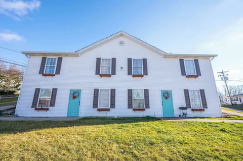 Head on into the 1st of 3 exceptional units – Arkstone Retreat 1!