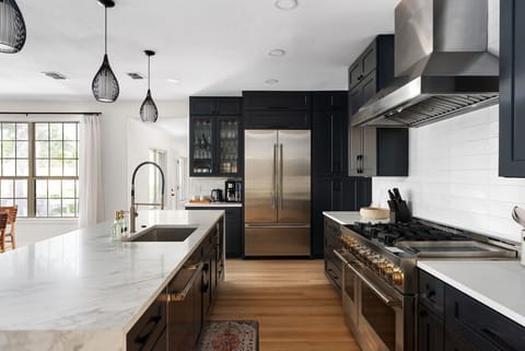 With sleek black cabinets and all the gadgets your heart could desire, whipping up a delicious meal has never been this stylish!