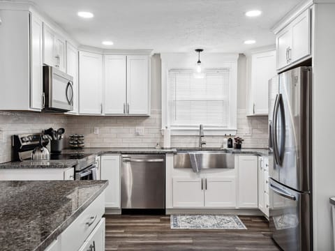 Bright and inviting kitchen – perfect for creating memorable meals with friends and family. 💡🍽️