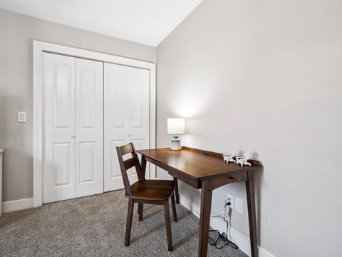 Perfect for business or leisure, this cozy workspace is ready for your next project. 🗂️