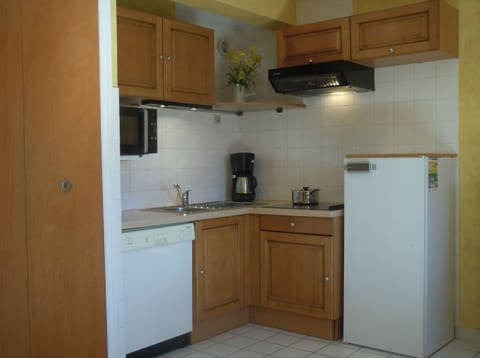 Fridge, oven, stovetop, cookware/dishes/utensils