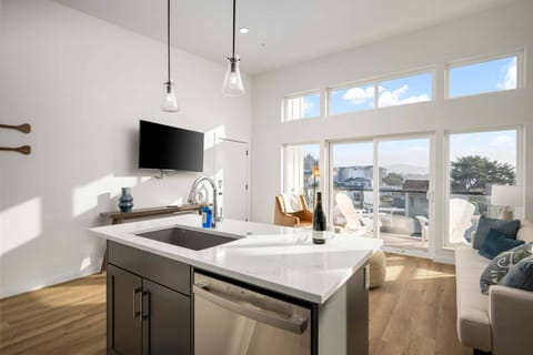 This modern retreat perfectly blends Northwest Coastal comfort and style, with thoughtfully designed décor.