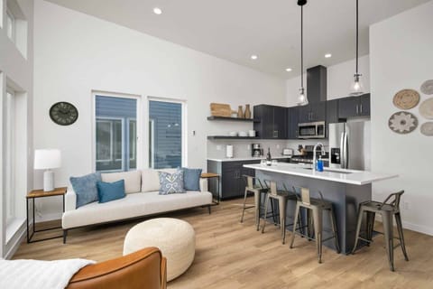 Welcome to the Ebb 920-3. We hope we get to host you at this rental in the heart of Lincoln City. Please reach out with any questions.