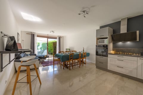Dining room with garden access and lake view 