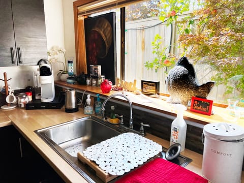 Fully stocked full kitchen.