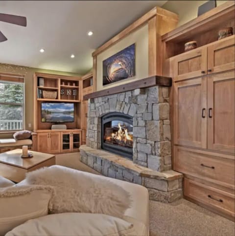 Spacious living room with fireplace, new smart TV, luxurious throw blankets and view of KT-22 chairlift which is 200 feet away.
