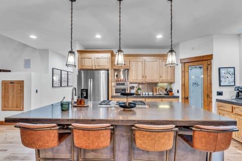 Kitchen: Well-equipped kitchen, drip coffee maker, Keurig, walk-in pantry, kitchen island with 4 bar stools