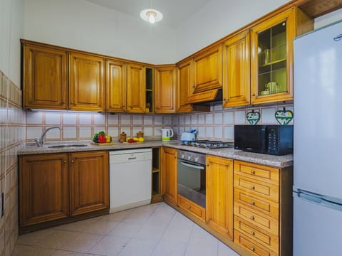 Water, Cloud, Sky, Property, Building, Swimming Pool, Seaside Resort, Blue, Tree, Azure