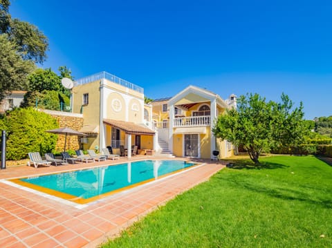 Spectacular holiday villa in Marbella with swimming pool