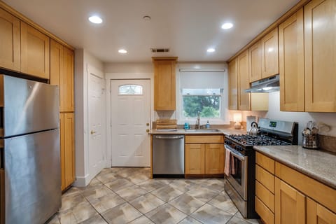 Fridge, stovetop, dishwasher, coffee/tea maker